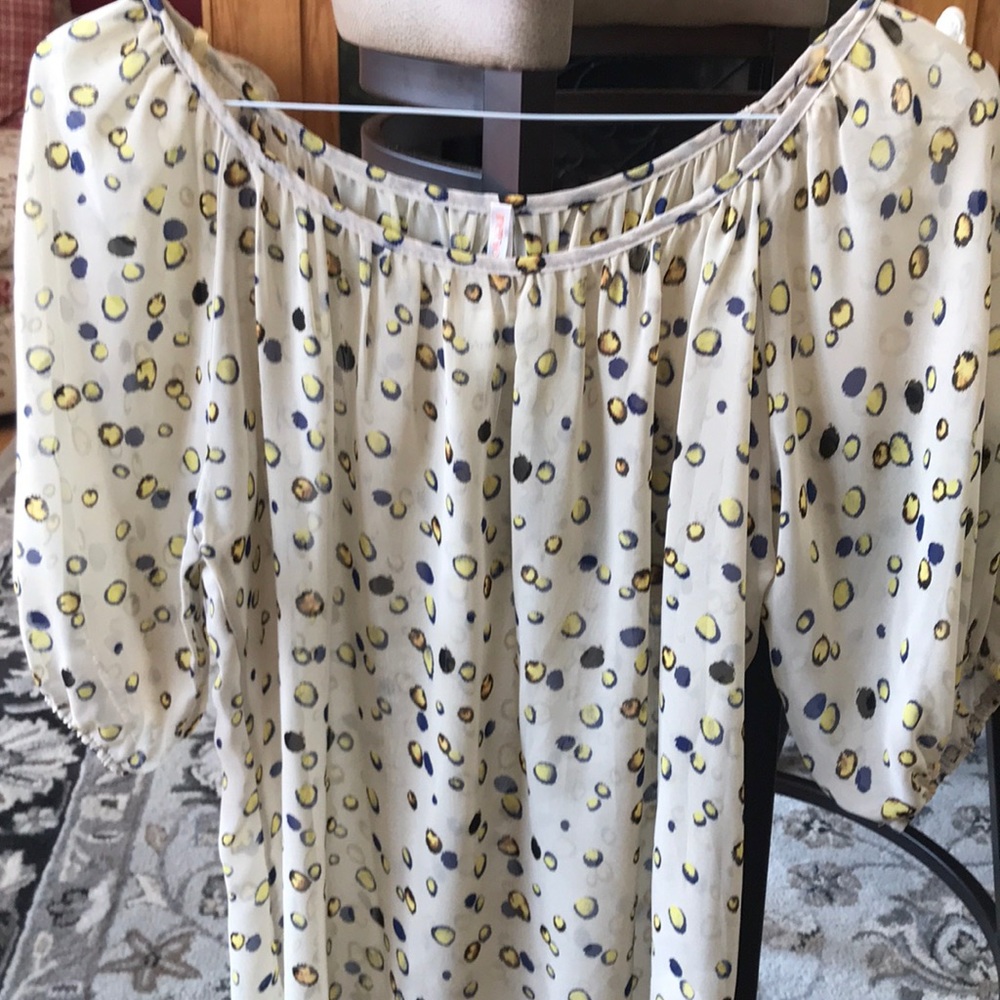 BRAND NEW WITH TAGS! Ladies ReneeC. Blouse. Size L